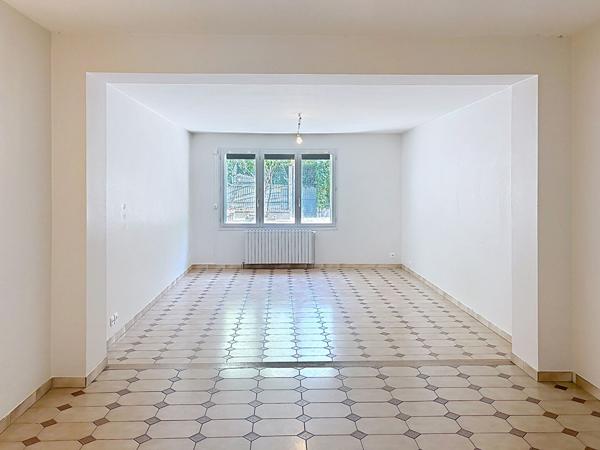 Maison à vendre à Angers 4 chambres et un bureau avec garage, proche ligne de tramway, écoles et commodités.