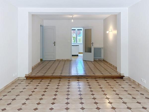 Maison à vendre à Angers 4 chambres et un bureau avec garage, proche ligne de tramway, écoles et commodités.