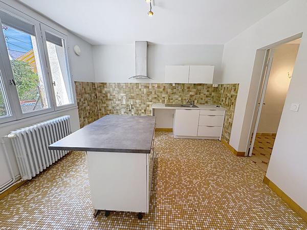 Maison à vendre à Angers 4 chambres et un bureau avec garage, proche ligne de tramway, écoles et commodités.