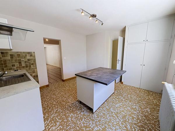 Maison à vendre à Angers 4 chambres et un bureau avec garage, proche ligne de tramway, écoles et commodités.