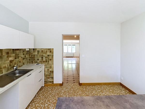 Maison à vendre à Angers 4 chambres et un bureau avec garage, proche ligne de tramway, écoles et commodités.