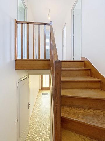 Maison à vendre à Angers 4 chambres et un bureau avec garage, proche ligne de tramway, écoles et commodités.