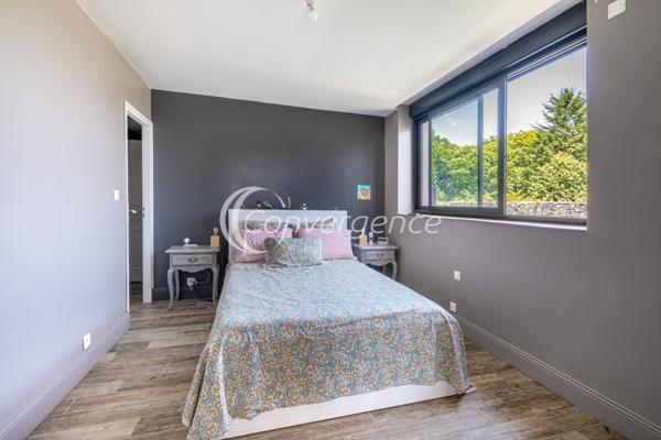 Maison
                                                                                                                                                                                                                                                                                                                        7 pièce(s)                                                                                                                                                                                                          5 chambre(s)                                                                                                                                                                                                          235  m²