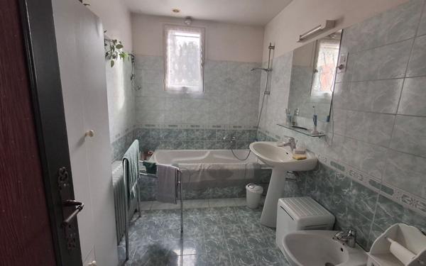 Maison à vendre    5 pièces •  Saint-Pierre-de-Chignac