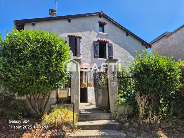 Maison avec cour... Grange jardin et puits d'eau