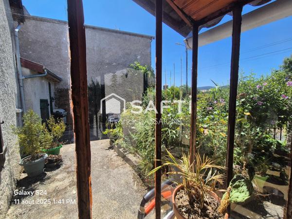 Maison avec cour... Grange jardin et puits d'eau