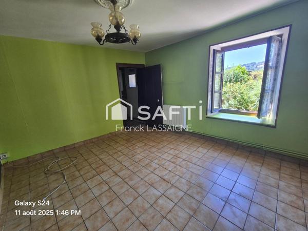 Maison avec cour... Grange jardin et puits d'eau