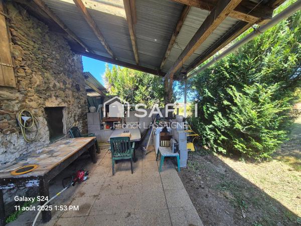 Maison avec cour... Grange jardin et puits d'eau