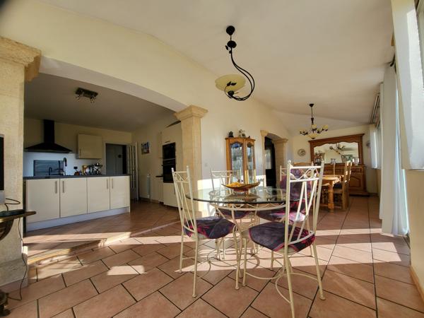 Vitrolles (13127) VILLA TYPE BASTIDE PROVENCALE 185 M2 AVEC PISCINE ET STUDIO VUE SUR ETANG