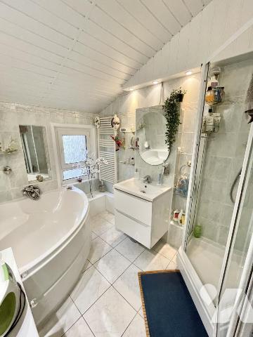 Maison 4 pièces avec jardin et garage.