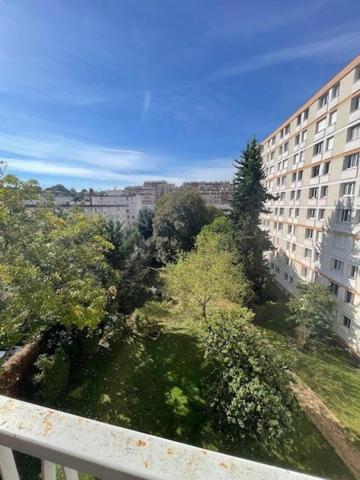 Centre ville, écoles, métros et commerces à 3 min