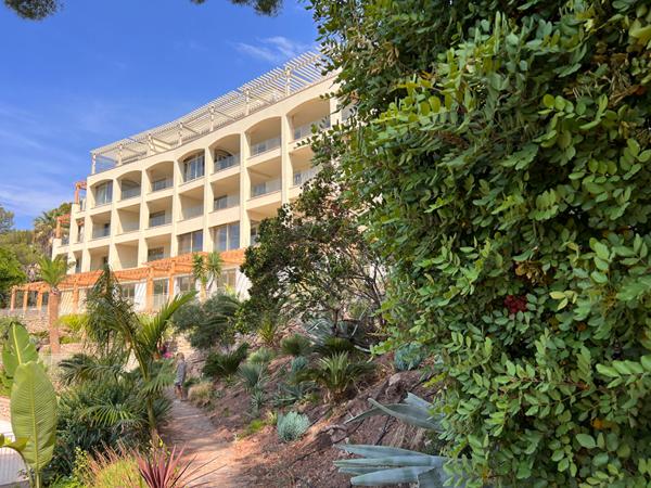 Appartement Carqueiranne 4 pièce(s) 206.56 m² - Dans un environnement idyllique, avec accès privée à la plage et sa vue mer panoramique