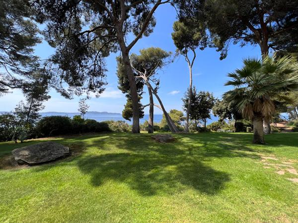 Appartement Carqueiranne 4 pièce(s) 206.56 m² - Dans un environnement idyllique, avec accès privée à la plage et sa vue mer panoramique