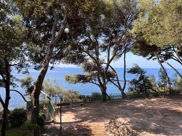 Appartement Carqueiranne 4 pièce(s) 206.56 m² - Dans un environnement idyllique, avec accès privée à la plage et sa vue mer panoramique