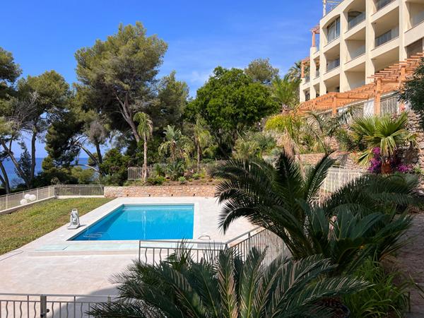 Appartement Carqueiranne 4 pièce(s) 206.56 m² - Dans un environnement idyllique, avec accès privée à la plage et sa vue mer panoramique