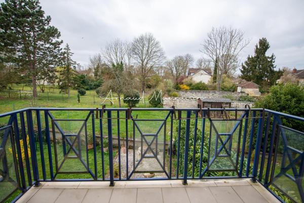 F2 lumineux avec balcons et parking