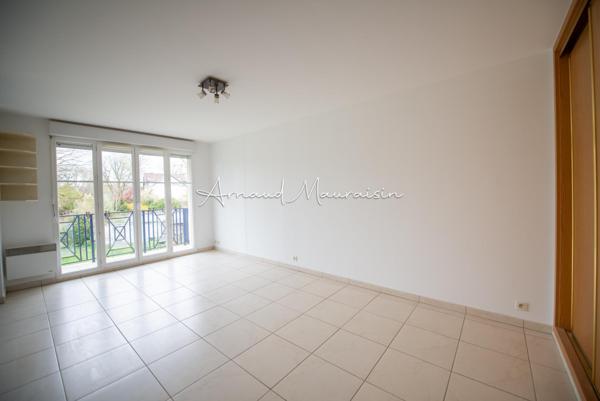 F2 lumineux avec balcons et parking