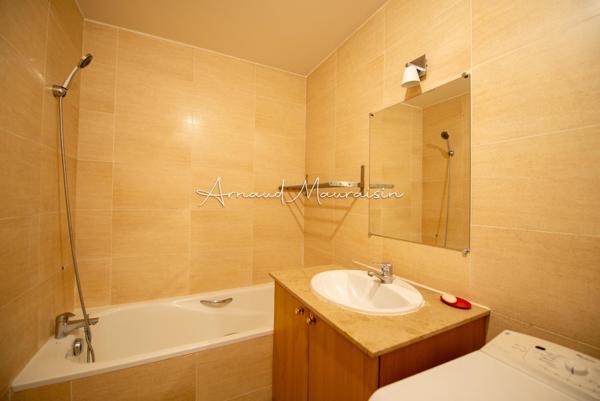 F2 lumineux avec balcons et parking