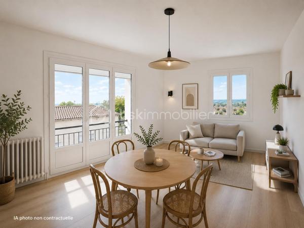 BRESSUIRE - Appartement lumineux de 59 m² au cœur de la ville

Idéalement situé en centre-ville, à quelques pas du marché, des commerces, des établissements scolaires et de toutes les commodités, cet appartement de 59 m² offre un cadre de vie pratique et agréable.

L'entrée dessert une pièce de vie lumineuse d'environ 18 m², parfaite pour créer un espace convivial et contemporain. La cuisine indépendante de 11 m² offre de belles possibilités d'aménagement. Un dégagement mène à une grande chambre de 16 m², une salle de bains, des WC indépendants ainsi qu'à de nombreux espaces de rangement.

Une cave vient compléter l'ensemble.

Les atouts :
• Emplacement recherché en cœur de ville
• Belle luminosité et orientation agréable
• Grande chambre de 16 m²
• Nombreux rangements
• Cave privative
• Double vitrage PVC et volets électriques
• Chauffage collectif au gaz de ville (chaudière de 2019)
• Interphone

Que vous soyez à la recherche de votre premier logement, d'un pied-à-terre ou d'un investissement locatif, ce bien représente une belle opportunité grâce à sa situation privilégiée et à son potentiel d'aménagement.

Copropriété :

16 lots
Pas de procédure en cours

Performance énergétique :

Consommation énergétique : 159 kWh/m²/an (classe C)

Les informations sur les risques auxquels ce bien est exposé sont disponibles sur le site Géorisques.
