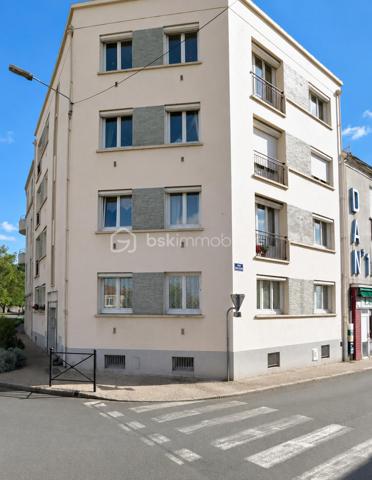 BRESSUIRE - Appartement lumineux de 59 m² au cœur de la ville

Idéalement situé en centre-ville, à quelques pas du marché, des commerces, des établissements scolaires et de toutes les commodités, cet appartement de 59 m² offre un cadre de vie pratique et agréable.

L'entrée dessert une pièce de vie lumineuse d'environ 18 m², parfaite pour créer un espace convivial et contemporain. La cuisine indépendante de 11 m² offre de belles possibilités d'aménagement. Un dégagement mène à une grande chambre de 16 m², une salle de bains, des WC indépendants ainsi qu'à de nombreux espaces de rangement.

Une cave vient compléter l'ensemble.

Les atouts :
• Emplacement recherché en cœur de ville
• Belle luminosité et orientation agréable
• Grande chambre de 16 m²
• Nombreux rangements
• Cave privative
• Double vitrage PVC et volets électriques
• Chauffage collectif au gaz de ville (chaudière de 2019)
• Interphone

Que vous soyez à la recherche de votre premier logement, d'un pied-à-terre ou d'un investissement locatif, ce bien représente une belle opportunité grâce à sa situation privilégiée et à son potentiel d'aménagement.

Copropriété :

16 lots
Pas de procédure en cours

Performance énergétique :

Consommation énergétique : 159 kWh/m²/an (classe C)

Les informations sur les risques auxquels ce bien est exposé sont disponibles sur le site Géorisques.