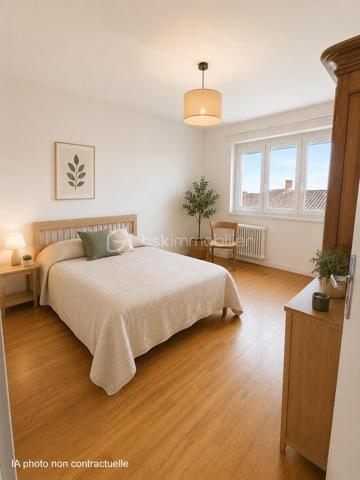 BRESSUIRE - Appartement lumineux de 59 m² au cœur de la ville

Idéalement situé en centre-ville, à quelques pas du marché, des commerces, des établissements scolaires et de toutes les commodités, cet appartement de 59 m² offre un cadre de vie pratique et agréable.

L'entrée dessert une pièce de vie lumineuse d'environ 18 m², parfaite pour créer un espace convivial et contemporain. La cuisine indépendante de 11 m² offre de belles possibilités d'aménagement. Un dégagement mène à une grande chambre de 16 m², une salle de bains, des WC indépendants ainsi qu'à de nombreux espaces de rangement.

Une cave vient compléter l'ensemble.

Les atouts :
• Emplacement recherché en cœur de ville
• Belle luminosité et orientation agréable
• Grande chambre de 16 m²
• Nombreux rangements
• Cave privative
• Double vitrage PVC et volets électriques
• Chauffage collectif au gaz de ville (chaudière de 2019)
• Interphone

Que vous soyez à la recherche de votre premier logement, d'un pied-à-terre ou d'un investissement locatif, ce bien représente une belle opportunité grâce à sa situation privilégiée et à son potentiel d'aménagement.

Copropriété :

16 lots
Pas de procédure en cours

Performance énergétique :

Consommation énergétique : 159 kWh/m²/an (classe C)

Les informations sur les risques auxquels ce bien est exposé sont disponibles sur le site Géorisques.