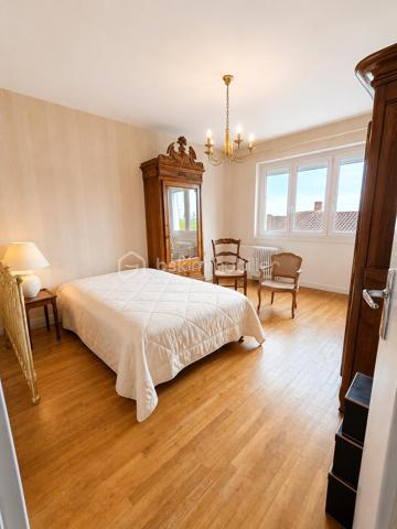 BRESSUIRE - Appartement lumineux de 59 m² au cœur de la ville

Idéalement situé en centre-ville, à quelques pas du marché, des commerces, des établissements scolaires et de toutes les commodités, cet appartement de 59 m² offre un cadre de vie pratique et agréable.

L'entrée dessert une pièce de vie lumineuse d'environ 18 m², parfaite pour créer un espace convivial et contemporain. La cuisine indépendante de 11 m² offre de belles possibilités d'aménagement. Un dégagement mène à une grande chambre de 16 m², une salle de bains, des WC indépendants ainsi qu'à de nombreux espaces de rangement.

Une cave vient compléter l'ensemble.

Les atouts :
• Emplacement recherché en cœur de ville
• Belle luminosité et orientation agréable
• Grande chambre de 16 m²
• Nombreux rangements
• Cave privative
• Double vitrage PVC et volets électriques
• Chauffage collectif au gaz de ville (chaudière de 2019)
• Interphone

Que vous soyez à la recherche de votre premier logement, d'un pied-à-terre ou d'un investissement locatif, ce bien représente une belle opportunité grâce à sa situation privilégiée et à son potentiel d'aménagement.

Copropriété :

16 lots
Pas de procédure en cours

Performance énergétique :

Consommation énergétique : 159 kWh/m²/an (classe C)

Les informations sur les risques auxquels ce bien est exposé sont disponibles sur le site Géorisques.