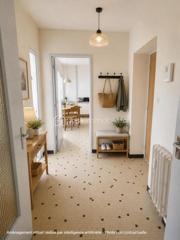 BRESSUIRE - Appartement lumineux de 59 m² au cœur de la ville

Idéalement situé en centre-ville, à quelques pas du marché, des commerces, des établissements scolaires et de toutes les commodités, cet appartement de 59 m² offre un cadre de vie pratique et agréable.

L'entrée dessert une pièce de vie lumineuse d'environ 18 m², parfaite pour créer un espace convivial et contemporain. La cuisine indépendante de 11 m² offre de belles possibilités d'aménagement. Un dégagement mène à une grande chambre de 16 m², une salle de bains, des WC indépendants ainsi qu'à de nombreux espaces de rangement.

Une cave vient compléter l'ensemble.

Les atouts :
• Emplacement recherché en cœur de ville
• Belle luminosité et orientation agréable
• Grande chambre de 16 m²
• Nombreux rangements
• Cave privative
• Double vitrage PVC et volets électriques
• Chauffage collectif au gaz de ville (chaudière de 2019)
• Interphone

Que vous soyez à la recherche de votre premier logement, d'un pied-à-terre ou d'un investissement locatif, ce bien représente une belle opportunité grâce à sa situation privilégiée et à son potentiel d'aménagement.

Copropriété :

16 lots
Pas de procédure en cours

Performance énergétique :

Consommation énergétique : 159 kWh/m²/an (classe C)

Les informations sur les risques auxquels ce bien est exposé sont disponibles sur le site Géorisques.