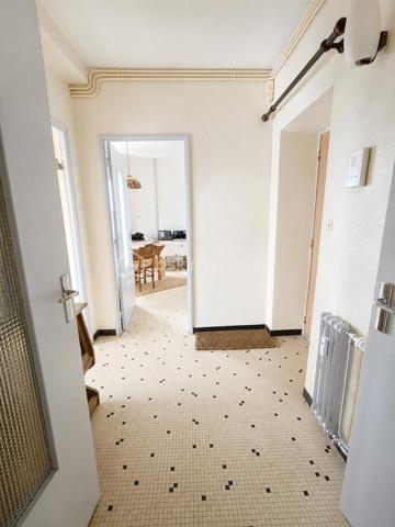 BRESSUIRE - Appartement lumineux de 59 m² au cœur de la ville

Idéalement situé en centre-ville, à quelques pas du marché, des commerces, des établissements scolaires et de toutes les commodités, cet appartement de 59 m² offre un cadre de vie pratique et agréable.

L'entrée dessert une pièce de vie lumineuse d'environ 18 m², parfaite pour créer un espace convivial et contemporain. La cuisine indépendante de 11 m² offre de belles possibilités d'aménagement. Un dégagement mène à une grande chambre de 16 m², une salle de bains, des WC indépendants ainsi qu'à de nombreux espaces de rangement.

Une cave vient compléter l'ensemble.

Les atouts :
• Emplacement recherché en cœur de ville
• Belle luminosité et orientation agréable
• Grande chambre de 16 m²
• Nombreux rangements
• Cave privative
• Double vitrage PVC et volets électriques
• Chauffage collectif au gaz de ville (chaudière de 2019)
• Interphone

Que vous soyez à la recherche de votre premier logement, d'un pied-à-terre ou d'un investissement locatif, ce bien représente une belle opportunité grâce à sa situation privilégiée et à son potentiel d'aménagement.

Copropriété :

16 lots
Pas de procédure en cours

Performance énergétique :

Consommation énergétique : 159 kWh/m²/an (classe C)

Les informations sur les risques auxquels ce bien est exposé sont disponibles sur le site Géorisques.