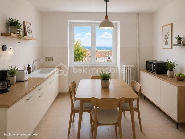 BRESSUIRE - Appartement lumineux de 59 m² au cœur de la ville

Idéalement situé en centre-ville, à quelques pas du marché, des commerces, des établissements scolaires et de toutes les commodités, cet appartement de 59 m² offre un cadre de vie pratique et agréable.

L'entrée dessert une pièce de vie lumineuse d'environ 18 m², parfaite pour créer un espace convivial et contemporain. La cuisine indépendante de 11 m² offre de belles possibilités d'aménagement. Un dégagement mène à une grande chambre de 16 m², une salle de bains, des WC indépendants ainsi qu'à de nombreux espaces de rangement.

Une cave vient compléter l'ensemble.

Les atouts :
• Emplacement recherché en cœur de ville
• Belle luminosité et orientation agréable
• Grande chambre de 16 m²
• Nombreux rangements
• Cave privative
• Double vitrage PVC et volets électriques
• Chauffage collectif au gaz de ville (chaudière de 2019)
• Interphone

Que vous soyez à la recherche de votre premier logement, d'un pied-à-terre ou d'un investissement locatif, ce bien représente une belle opportunité grâce à sa situation privilégiée et à son potentiel d'aménagement.

Copropriété :

16 lots
Pas de procédure en cours

Performance énergétique :

Consommation énergétique : 159 kWh/m²/an (classe C)

Les informations sur les risques auxquels ce bien est exposé sont disponibles sur le site Géorisques.