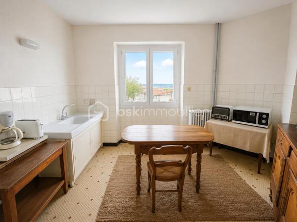 BRESSUIRE - Appartement lumineux de 59 m² au cœur de la ville

Idéalement situé en centre-ville, à quelques pas du marché, des commerces, des établissements scolaires et de toutes les commodités, cet appartement de 59 m² offre un cadre de vie pratique et agréable.

L'entrée dessert une pièce de vie lumineuse d'environ 18 m², parfaite pour créer un espace convivial et contemporain. La cuisine indépendante de 11 m² offre de belles possibilités d'aménagement. Un dégagement mène à une grande chambre de 16 m², une salle de bains, des WC indépendants ainsi qu'à de nombreux espaces de rangement.

Une cave vient compléter l'ensemble.

Les atouts :
• Emplacement recherché en cœur de ville
• Belle luminosité et orientation agréable
• Grande chambre de 16 m²
• Nombreux rangements
• Cave privative
• Double vitrage PVC et volets électriques
• Chauffage collectif au gaz de ville (chaudière de 2019)
• Interphone

Que vous soyez à la recherche de votre premier logement, d'un pied-à-terre ou d'un investissement locatif, ce bien représente une belle opportunité grâce à sa situation privilégiée et à son potentiel d'aménagement.

Copropriété :

16 lots
Pas de procédure en cours

Performance énergétique :

Consommation énergétique : 159 kWh/m²/an (classe C)

Les informations sur les risques auxquels ce bien est exposé sont disponibles sur le site Géorisques.