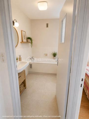 BRESSUIRE - Appartement lumineux de 59 m² au cœur de la ville

Idéalement situé en centre-ville, à quelques pas du marché, des commerces, des établissements scolaires et de toutes les commodités, cet appartement de 59 m² offre un cadre de vie pratique et agréable.

L'entrée dessert une pièce de vie lumineuse d'environ 18 m², parfaite pour créer un espace convivial et contemporain. La cuisine indépendante de 11 m² offre de belles possibilités d'aménagement. Un dégagement mène à une grande chambre de 16 m², une salle de bains, des WC indépendants ainsi qu'à de nombreux espaces de rangement.

Une cave vient compléter l'ensemble.

Les atouts :
• Emplacement recherché en cœur de ville
• Belle luminosité et orientation agréable
• Grande chambre de 16 m²
• Nombreux rangements
• Cave privative
• Double vitrage PVC et volets électriques
• Chauffage collectif au gaz de ville (chaudière de 2019)
• Interphone

Que vous soyez à la recherche de votre premier logement, d'un pied-à-terre ou d'un investissement locatif, ce bien représente une belle opportunité grâce à sa situation privilégiée et à son potentiel d'aménagement.

Copropriété :

16 lots
Pas de procédure en cours

Performance énergétique :

Consommation énergétique : 159 kWh/m²/an (classe C)

Les informations sur les risques auxquels ce bien est exposé sont disponibles sur le site Géorisques.