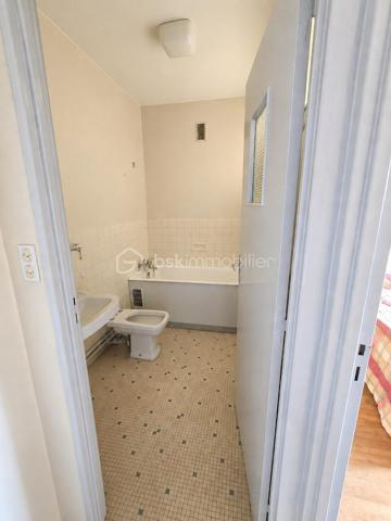 BRESSUIRE - Appartement lumineux de 59 m² au cœur de la ville

Idéalement situé en centre-ville, à quelques pas du marché, des commerces, des établissements scolaires et de toutes les commodités, cet appartement de 59 m² offre un cadre de vie pratique et agréable.

L'entrée dessert une pièce de vie lumineuse d'environ 18 m², parfaite pour créer un espace convivial et contemporain. La cuisine indépendante de 11 m² offre de belles possibilités d'aménagement. Un dégagement mène à une grande chambre de 16 m², une salle de bains, des WC indépendants ainsi qu'à de nombreux espaces de rangement.

Une cave vient compléter l'ensemble.

Les atouts :
• Emplacement recherché en cœur de ville
• Belle luminosité et orientation agréable
• Grande chambre de 16 m²
• Nombreux rangements
• Cave privative
• Double vitrage PVC et volets électriques
• Chauffage collectif au gaz de ville (chaudière de 2019)
• Interphone

Que vous soyez à la recherche de votre premier logement, d'un pied-à-terre ou d'un investissement locatif, ce bien représente une belle opportunité grâce à sa situation privilégiée et à son potentiel d'aménagement.

Copropriété :

16 lots
Pas de procédure en cours

Performance énergétique :

Consommation énergétique : 159 kWh/m²/an (classe C)

Les informations sur les risques auxquels ce bien est exposé sont disponibles sur le site Géorisques.
