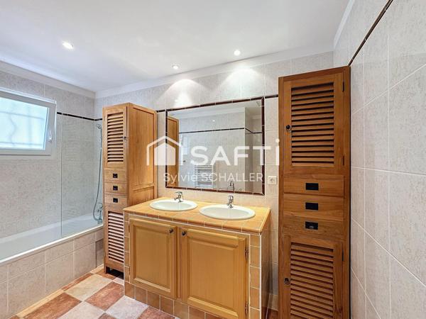 MAGNIFIQUE VILLA 6 PIECES AVEC UNE TRES JOLIE VUE, PISCINE ET GARAGE