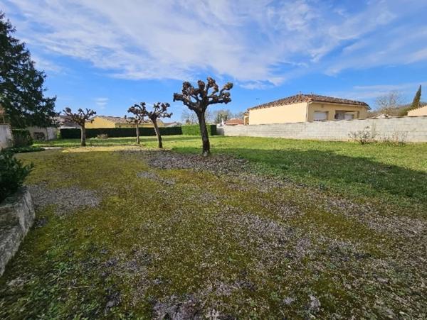 24100 - BERGERAC - MAISON INDIVIDUELLE 5 PIECES - 2 GARAGES - 2 PUITS - TERRAIN DIVISIBLE DE 970 M2
