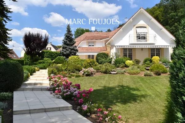 Maison contemporaine en lisière de forêt