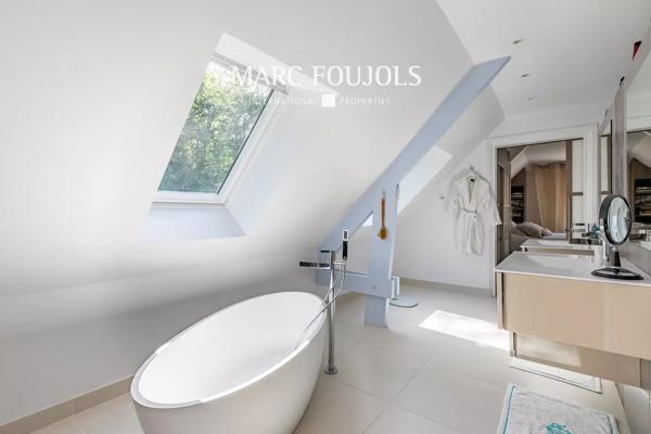 Maison contemporaine en lisière de forêt