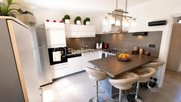 Je vous invite à découvrir cette charmante maison individuelle de 137 m2 située dans un quartier calme au fond d'une impasse et au bord de la foret, édifiée sur un terrain arboré et clôturé de 1326 m2.

Disposant d'une surface de 137 m2, elle offre un séjour lumineux de 40 m2 avec cheminée, cuisine indépendante totalement équipée, trois grandes chambres avec placards et balcon donnant sur la piscine, une grande salle de bain, salle d'eau, deux toilettes, buanderie, bureau avec coin d'eau, aménageable en chambre supplémentaire, studio ou appartement indépendant. Grand vide sanitaire pouvant être aménagé offrant un énorme potentiel mais également vaste grenier aménageable par exemple en salle de jeux, bureau, espace détente... .

A l'extérieur, terrain arboré et verdoyant de 1326 m2 avec une magnifique piscine 8,5 x 4,5 avec son pool house, terrasse couverte de 35 m2, grand garage aménageable, abri voitures, atelier, dépendance et abris bois.

Les plus : Grandes pièces lumineuses, double vitrages aluminium, oscillo battant, moustiquaires, volets aluminium, stores bannes, alarme, visiophone, aspirateur intégré, nombreuses prises de courant, exposition plein sud, panneaux solaires avec productions annuel de 3660kw/h ( gain 2500/2900 euros par an ), pompe a chaleur réversible, isolation thermique renforcée en 2016.

Proche des commodités, écoles, lycée, centre commercial, hôpital, centre médical. 

Je suis disponible 7 jours / 7 pour répondre à vos questions et organiser ensemble une visite.