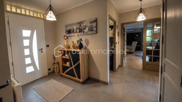 Je vous invite à découvrir cette charmante maison individuelle de 137 m2 située dans un quartier calme au fond d'une impasse et au bord de la foret, édifiée sur un terrain arboré et clôturé de 1326 m2.

Disposant d'une surface de 137 m2, elle offre un séjour lumineux de 40 m2 avec cheminée, cuisine indépendante totalement équipée, trois grandes chambres avec placards et balcon donnant sur la piscine, une grande salle de bain, salle d'eau, deux toilettes, buanderie, bureau avec coin d'eau, aménageable en chambre supplémentaire, studio ou appartement indépendant. Grand vide sanitaire pouvant être aménagé offrant un énorme potentiel mais également vaste grenier aménageable par exemple en salle de jeux, bureau, espace détente... .

A l'extérieur, terrain arboré et verdoyant de 1326 m2 avec une magnifique piscine 8,5 x 4,5 avec son pool house, terrasse couverte de 35 m2, grand garage aménageable, abri voitures, atelier, dépendance et abris bois.

Les plus : Grandes pièces lumineuses, double vitrages aluminium, oscillo battant, moustiquaires, volets aluminium, stores bannes, alarme, visiophone, aspirateur intégré, nombreuses prises de courant, exposition plein sud, panneaux solaires avec productions annuel de 3660kw/h ( gain 2500/2900 euros par an ), pompe a chaleur réversible, isolation thermique renforcée en 2016.

Proche des commodités, écoles, lycée, centre commercial, hôpital, centre médical. 

Je suis disponible 7 jours / 7 pour répondre à vos questions et organiser ensemble une visite.