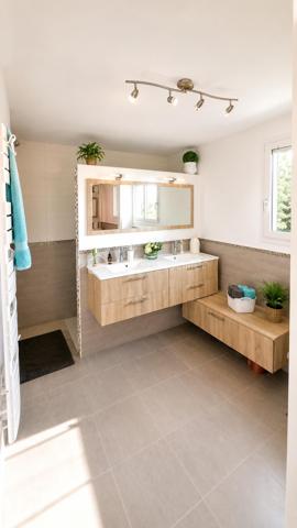 Je vous invite à découvrir cette charmante maison individuelle de 137 m2 située dans un quartier calme au fond d'une impasse et au bord de la foret, édifiée sur un terrain arboré et clôturé de 1326 m2.

Disposant d'une surface de 137 m2, elle offre un séjour lumineux de 40 m2 avec cheminée, cuisine indépendante totalement équipée, trois grandes chambres avec placards et balcon donnant sur la piscine, une grande salle de bain, salle d'eau, deux toilettes, buanderie, bureau avec coin d'eau, aménageable en chambre supplémentaire, studio ou appartement indépendant. Grand vide sanitaire pouvant être aménagé offrant un énorme potentiel mais également vaste grenier aménageable par exemple en salle de jeux, bureau, espace détente... .

A l'extérieur, terrain arboré et verdoyant de 1326 m2 avec une magnifique piscine 8,5 x 4,5 avec son pool house, terrasse couverte de 35 m2, grand garage aménageable, abri voitures, atelier, dépendance et abris bois.

Les plus : Grandes pièces lumineuses, double vitrages aluminium, oscillo battant, moustiquaires, volets aluminium, stores bannes, alarme, visiophone, aspirateur intégré, nombreuses prises de courant, exposition plein sud, panneaux solaires avec productions annuel de 3660kw/h ( gain 2500/2900 euros par an ), pompe a chaleur réversible, isolation thermique renforcée en 2016.

Proche des commodités, écoles, lycée, centre commercial, hôpital, centre médical. 

Je suis disponible 7 jours / 7 pour répondre à vos questions et organiser ensemble une visite.