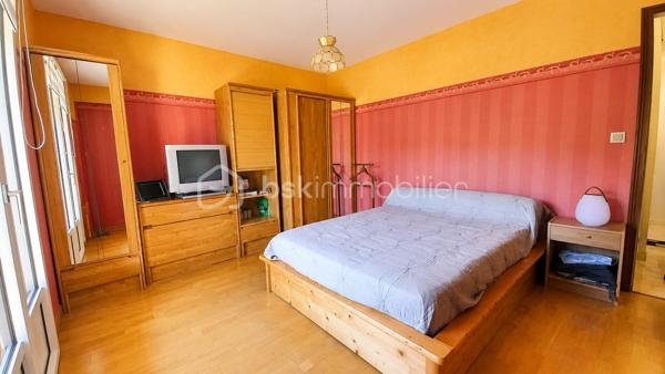 Je vous invite à découvrir cette charmante maison individuelle de 137 m2 située dans un quartier calme au fond d'une impasse et au bord de la foret, édifiée sur un terrain arboré et clôturé de 1326 m2.

Disposant d'une surface de 137 m2, elle offre un séjour lumineux de 40 m2 avec cheminée, cuisine indépendante totalement équipée, trois grandes chambres avec placards et balcon donnant sur la piscine, une grande salle de bain, salle d'eau, deux toilettes, buanderie, bureau avec coin d'eau, aménageable en chambre supplémentaire, studio ou appartement indépendant. Grand vide sanitaire pouvant être aménagé offrant un énorme potentiel mais également vaste grenier aménageable par exemple en salle de jeux, bureau, espace détente... .

A l'extérieur, terrain arboré et verdoyant de 1326 m2 avec une magnifique piscine 8,5 x 4,5 avec son pool house, terrasse couverte de 35 m2, grand garage aménageable, abri voitures, atelier, dépendance et abris bois.

Les plus : Grandes pièces lumineuses, double vitrages aluminium, oscillo battant, moustiquaires, volets aluminium, stores bannes, alarme, visiophone, aspirateur intégré, nombreuses prises de courant, exposition plein sud, panneaux solaires avec productions annuel de 3660kw/h ( gain 2500/2900 euros par an ), pompe a chaleur réversible, isolation thermique renforcée en 2016.

Proche des commodités, écoles, lycée, centre commercial, hôpital, centre médical. 

Je suis disponible 7 jours / 7 pour répondre à vos questions et organiser ensemble une visite.