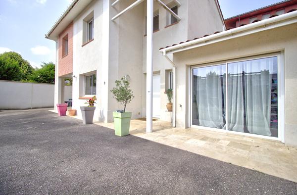 AGEN - Maison de ville lumineuse de 137 m² avec 4 chambres, jardin, stationnement et dépendance au sein d'un quartier calme et sécurisé.
