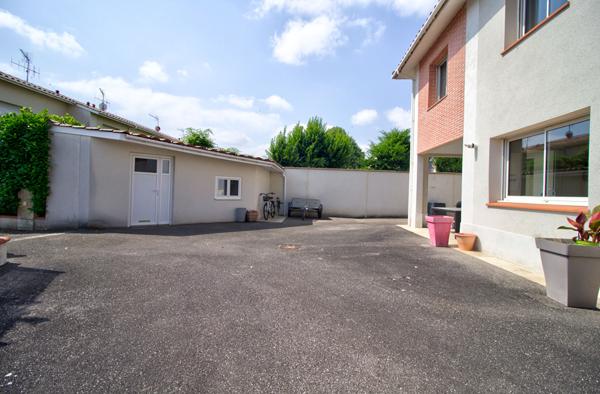 AGEN - Maison de ville lumineuse de 137 m² avec 4 chambres, jardin, stationnement et dépendance au sein d'un quartier calme et sécurisé.