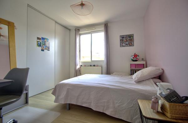 AGEN - Maison de ville lumineuse de 137 m² avec 4 chambres, jardin, stationnement et dépendance au sein d'un quartier calme et sécurisé.