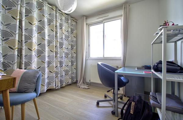 AGEN - Maison de ville lumineuse de 137 m² avec 4 chambres, jardin, stationnement et dépendance au sein d'un quartier calme et sécurisé.