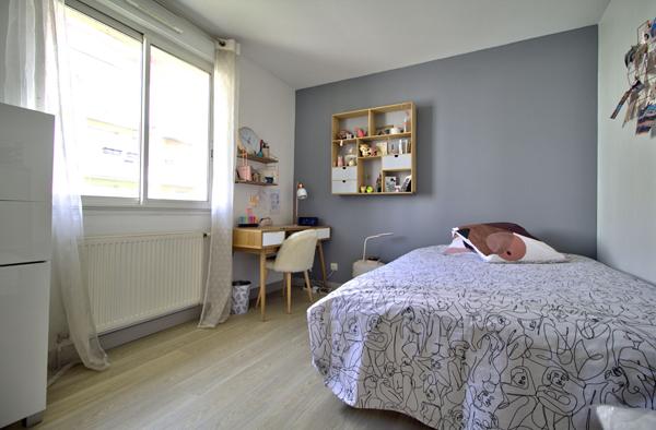 AGEN - Maison de ville lumineuse de 137 m² avec 4 chambres, jardin, stationnement et dépendance au sein d'un quartier calme et sécurisé.