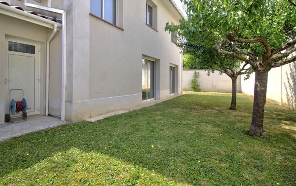 AGEN - Maison de ville lumineuse de 137 m² avec 4 chambres, jardin, stationnement et dépendance au sein d'un quartier calme et sécurisé.