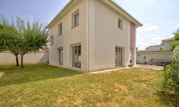 AGEN - Maison de ville lumineuse de 137 m² avec 4 chambres, jardin, stationnement et dépendance au sein d'un quartier calme et sécurisé.