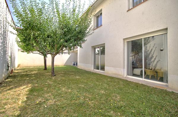 AGEN - Maison de ville lumineuse de 137 m² avec 4 chambres, jardin, stationnement et dépendance au sein d'un quartier calme et sécurisé.