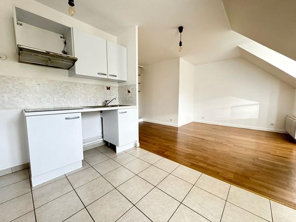 Studio lumineux de 25m², dernier étage avec ascenseur, parking en sous-sol, résidence récente sécurisée, centre-ville et RER C Étampes accessibles à pied