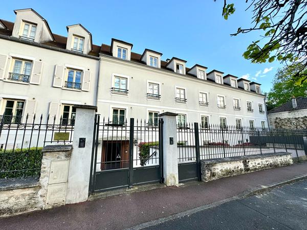 Studio lumineux de 25m², dernier étage avec ascenseur, parking en sous-sol, résidence récente sécurisée, centre-ville et RER C Étampes accessibles à pied